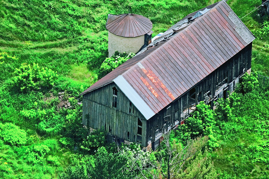 Weidemann 4465 _MG_6541 Old Barn in Meadow WEB.jpg