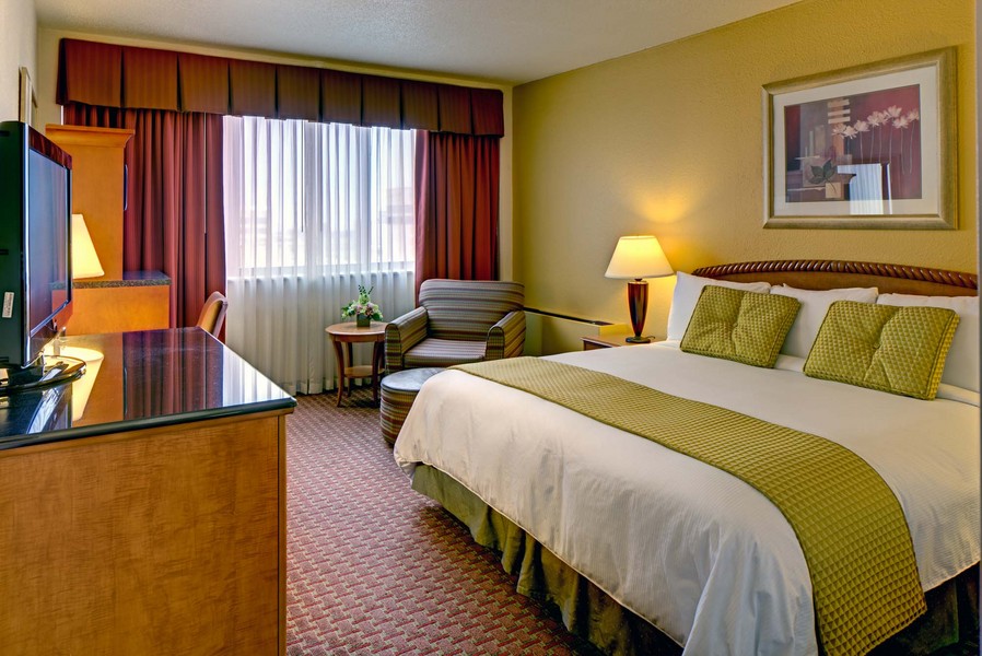 Doubletree 4702 MKE_MG_9205_06_07_08_09_10_11_fused MOD.jpg