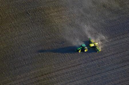 Weidemann-4735-planting-_MG_0301-WEB.gif