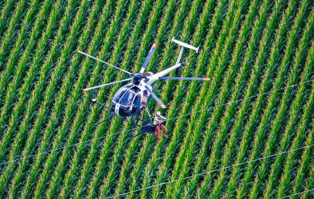 Weidemann 4735 Helicopter w Powerline_MG_6821.jpg